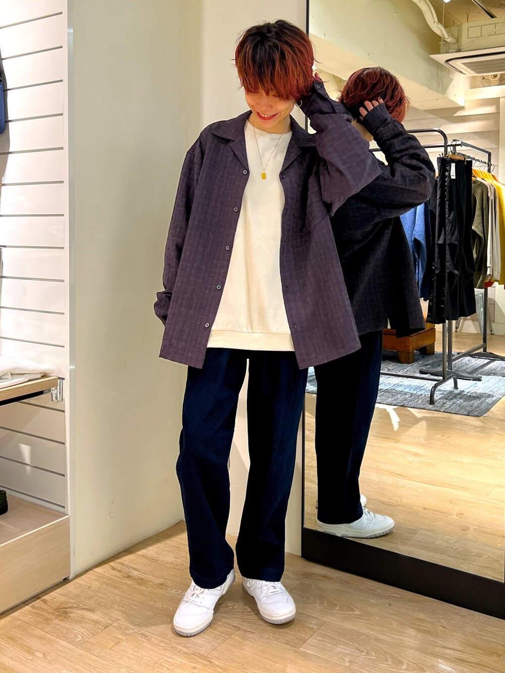 パープル系のシャツ/ブラウス、ホワイト系のTシャツ/カットソー、ブルー系のその他パンツを着用したレディースの冬コーディネートの2枚目の写真