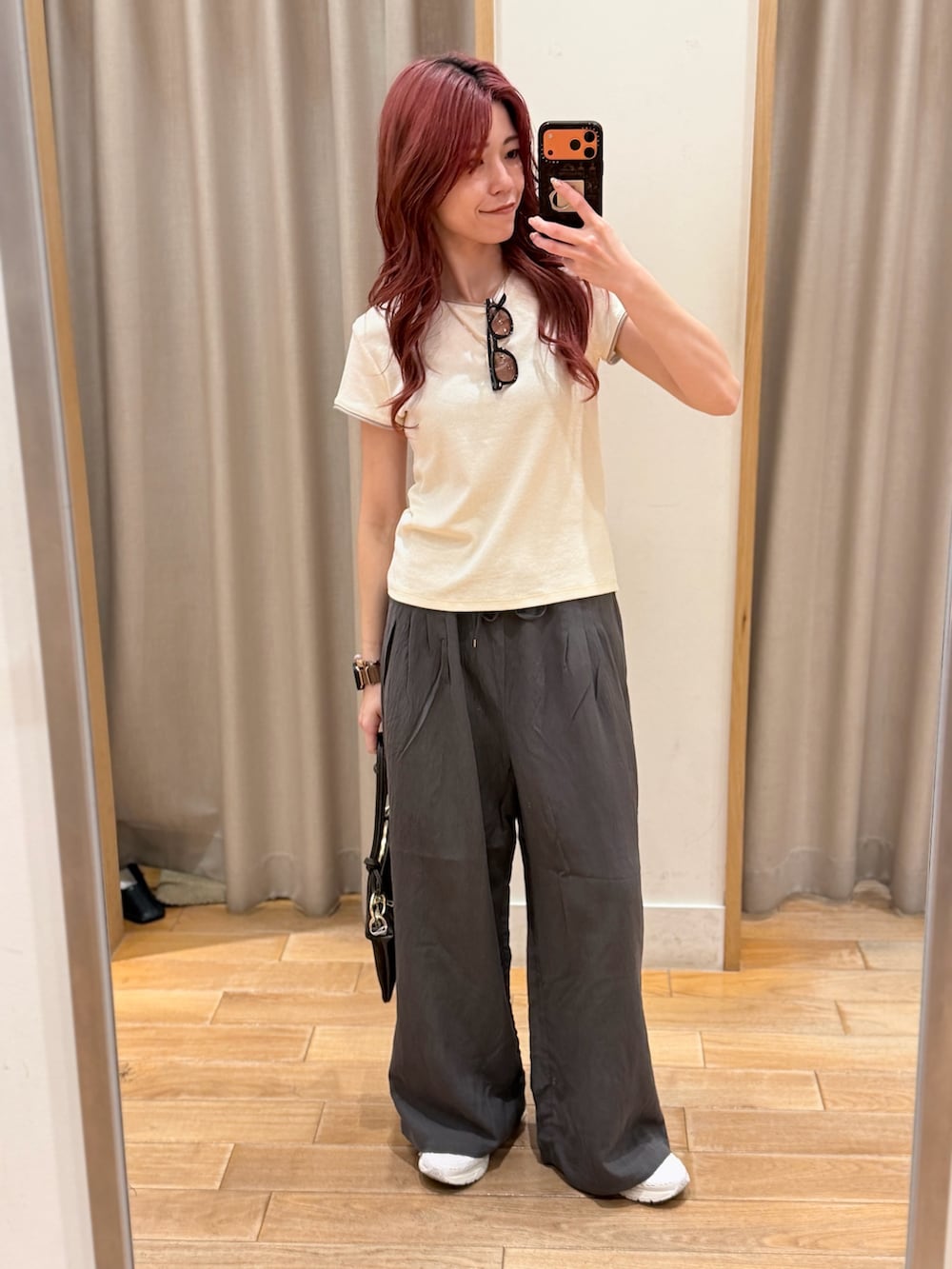 グレー系のその他パンツ、ブラウン系のショルダーバッグ、ホワイト系のTシャツ/カットソーを着用したレディースの春コーディネートの3枚目の写真