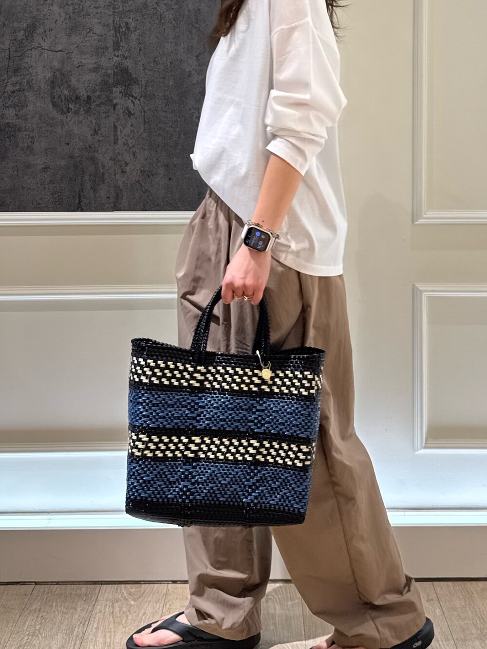 ホワイト系のTシャツ/カットソー、イエロー系のその他パンツ、ブラック系のサンダルを着用したレディースの春コーディネートの3枚目の写真