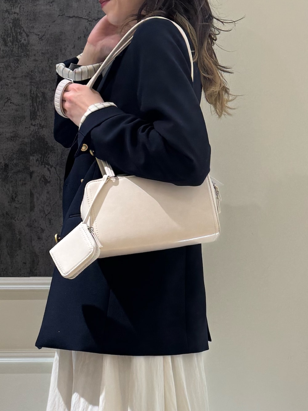 ブルー系のテーラードジャケット、グレー系のTシャツ/カットソー、ホワイト系のスカートを着用したレディースの春コーディネートの4枚目の写真