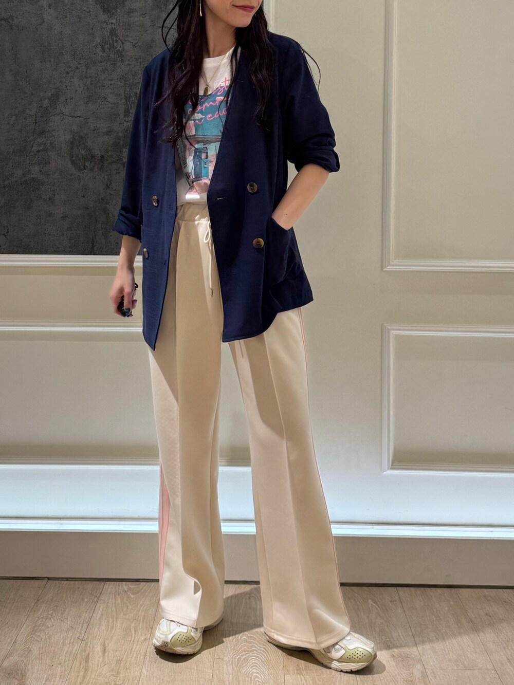 ホワイト系のその他パンツ、ブルー系のノーカラージャケット、ホワイト系のTシャツ/カットソーを着用したレディースの春コーディネートの2枚目の写真