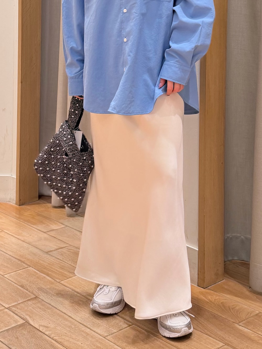 ブルー系のシャツ/ブラウス、ホワイト系のスカート、ブラック系のショルダーバッグを着用したレディースの春コーディネートの3枚目の写真