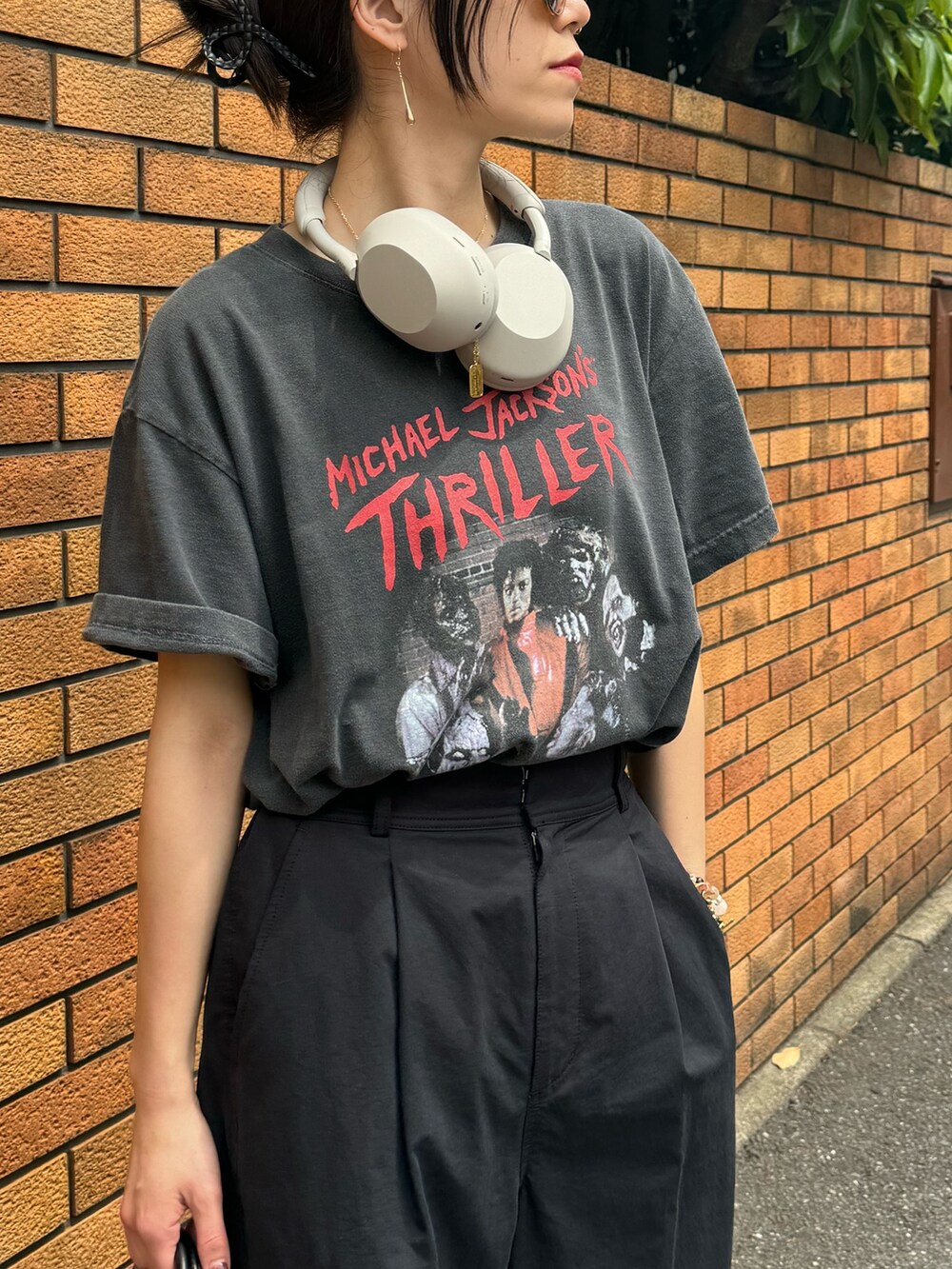 グレー系のTシャツ/カットソー、ブラック系のチノパンツを着用したレディースの春コーディネートの3枚目の写真