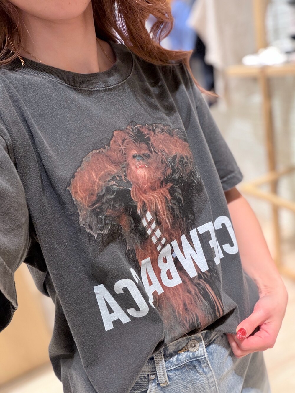 ブラック系のTシャツ/カットソー、ブルー系のデニムパンツを着用したレディースの夏コーディネートの3枚目の写真