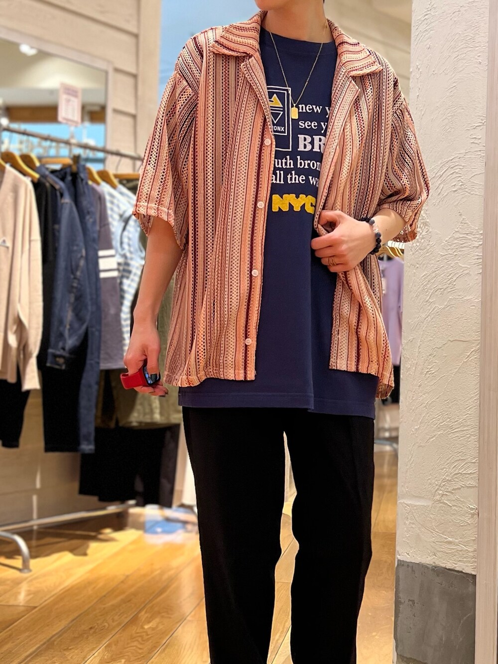 ピンク系のシャツ/ブラウス、ブルー系のその他パンツ、ブルー系のTシャツ/カットソーを着用したレディースの春コーディネートの2枚目の写真