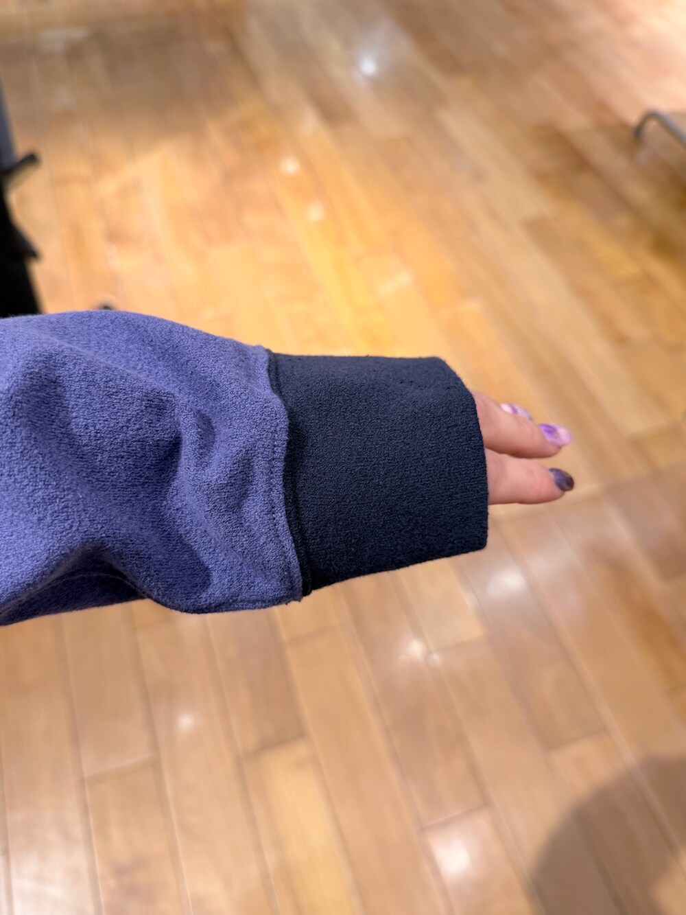 ブルー系のTシャツ/カットソー、ブラック系のスラックスを着用したレディースの春コーディネートの4枚目の写真