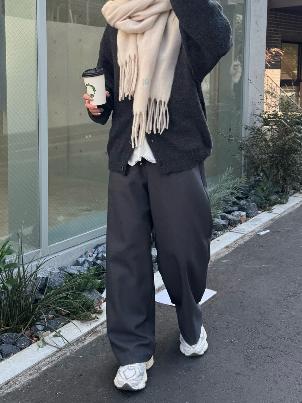 グレー系のその他パンツ、ブラック系のカーディガン/ボレロを着用したレディースの冬コーディネートの3枚目の写真