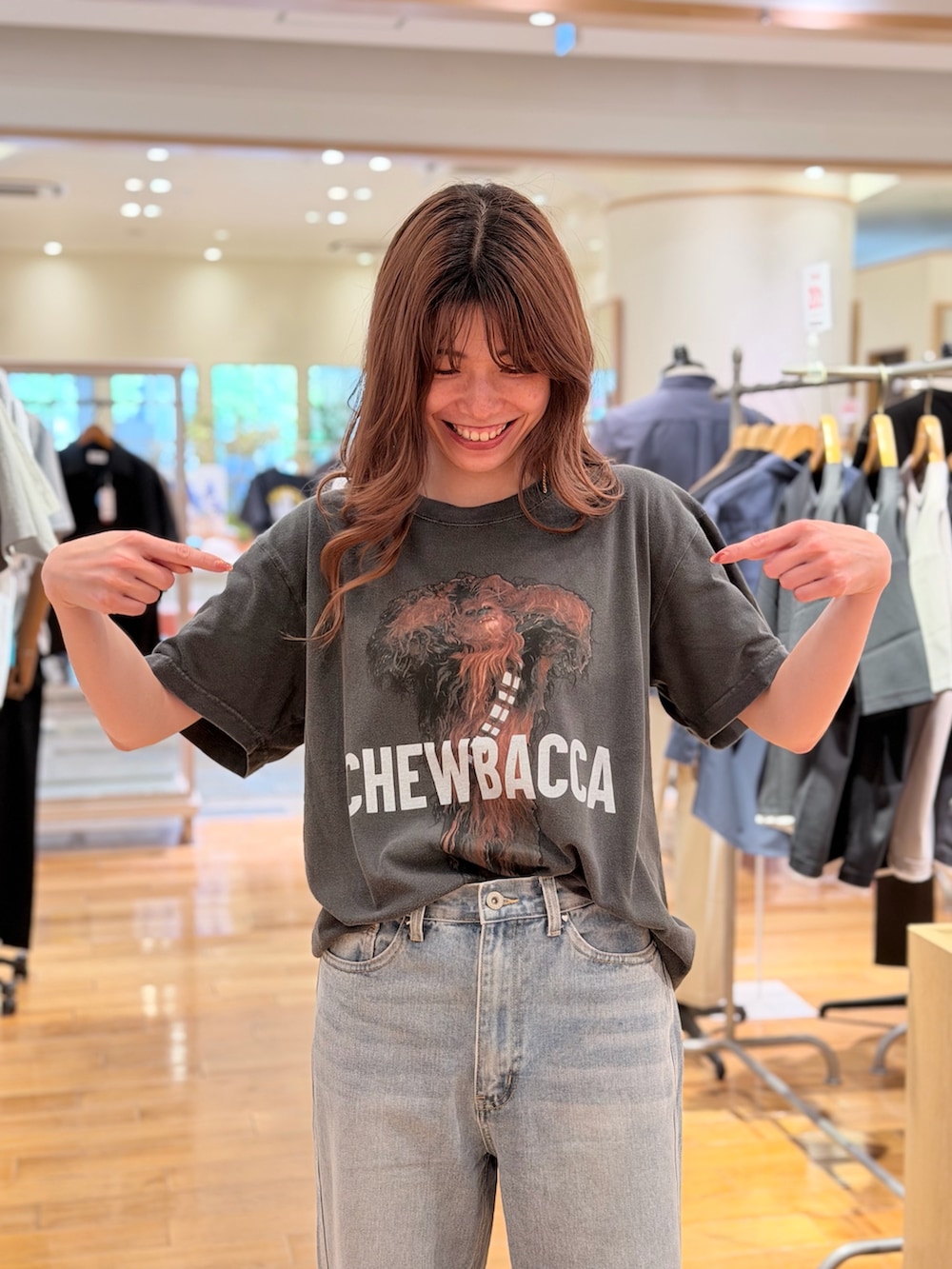 ブラック系のTシャツ/カットソー、ブルー系のデニムパンツを着用したレディースの夏コーディネートの4枚目の写真