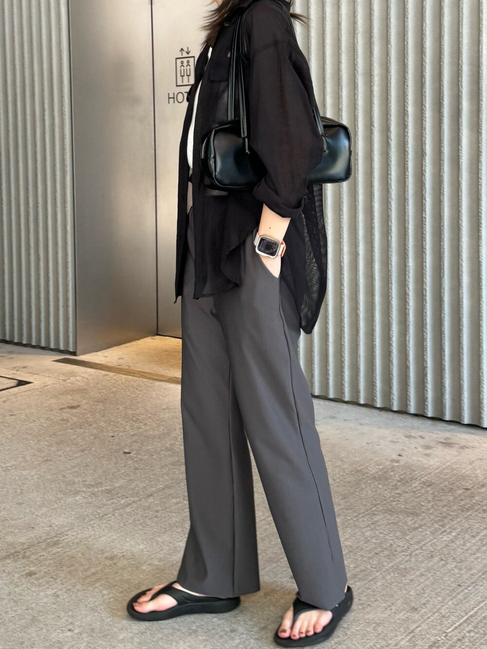 ブラック系のシャツ/ブラウス、グレー系のその他パンツ、ブラック系のサンダルを着用したレディースの夏コーディネートの2枚目の写真