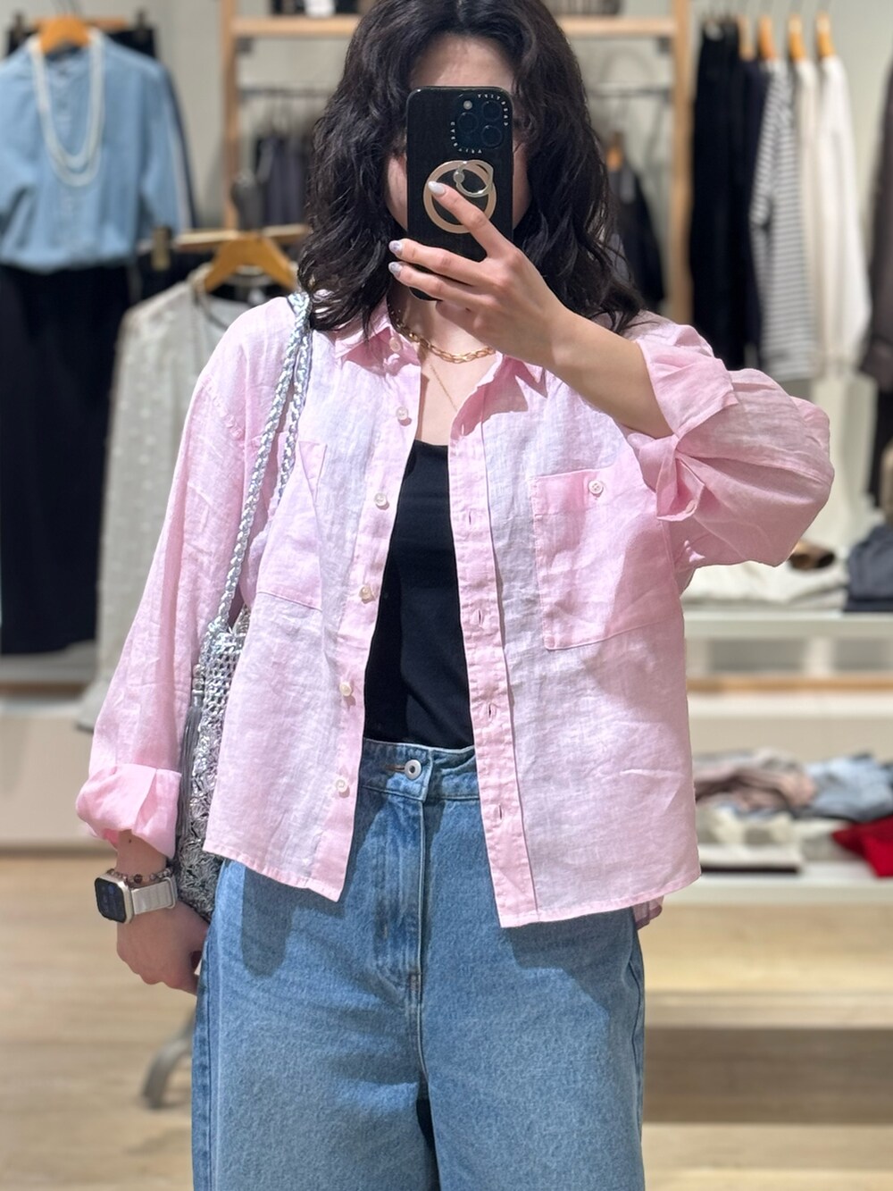 ピンク系のシャツ/ブラウス、ブルー系のデニムパンツ、シルバー系のかごバッグを着用したレディースの春コーディネートの2枚目の写真