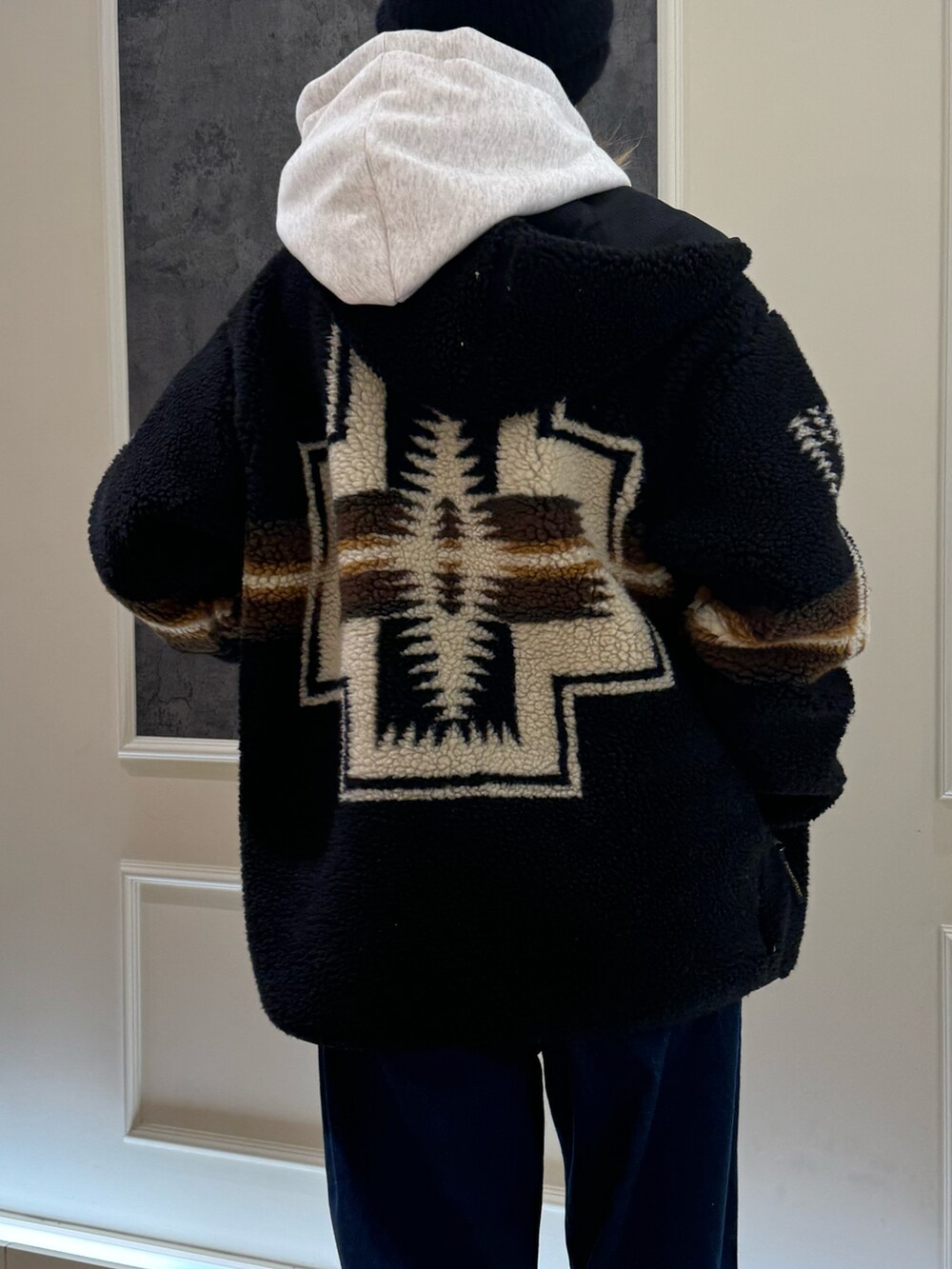 ホワイト系のパーカー、ホワイト系のブルゾン、グレー系のサンダルを着用したレディースの秋コーディネートの3枚目の写真