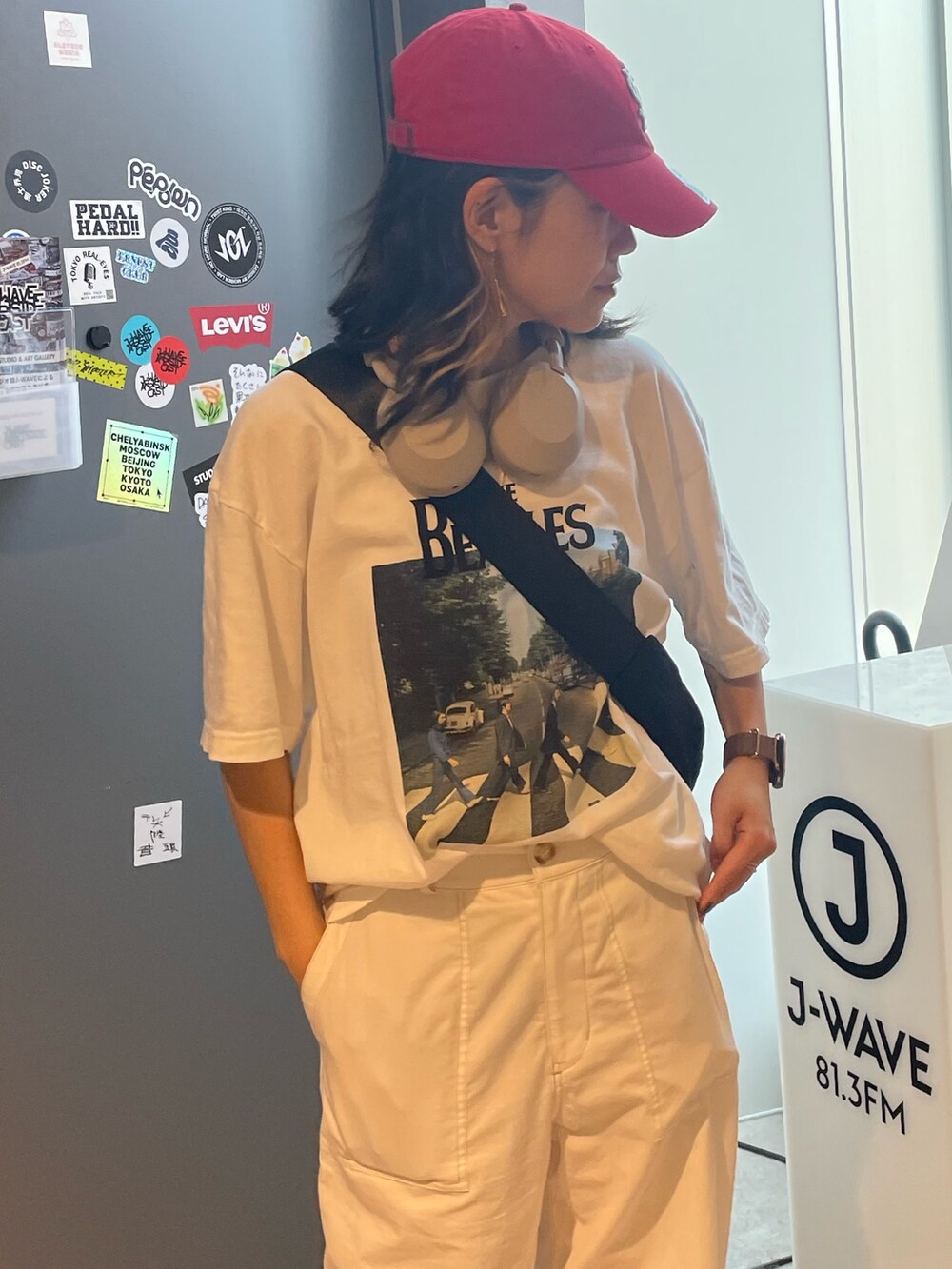 ホワイト系のその他パンツ、ホワイト系のTシャツ/カットソー、ブラック系のサンダルを着用したレディースの夏コーディネートの4枚目の写真