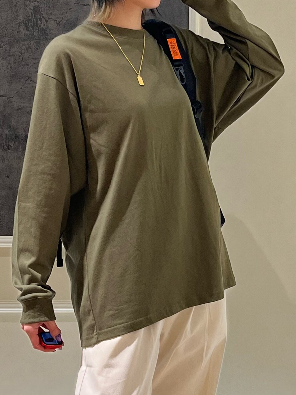 グリーン系のTシャツ/カットソー、ホワイト系のその他パンツ、ブラック系のハットを着用したレディースの秋コーディネートの3枚目の写真