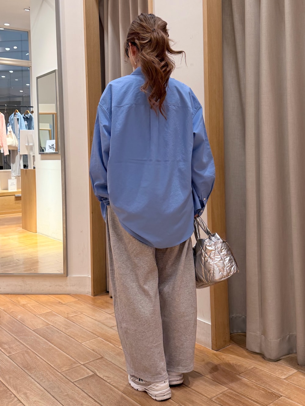 グレー系のシャツ/ブラウス、シルバー系のショルダーバッグを着用したレディースの春コーディネートの4枚目の写真