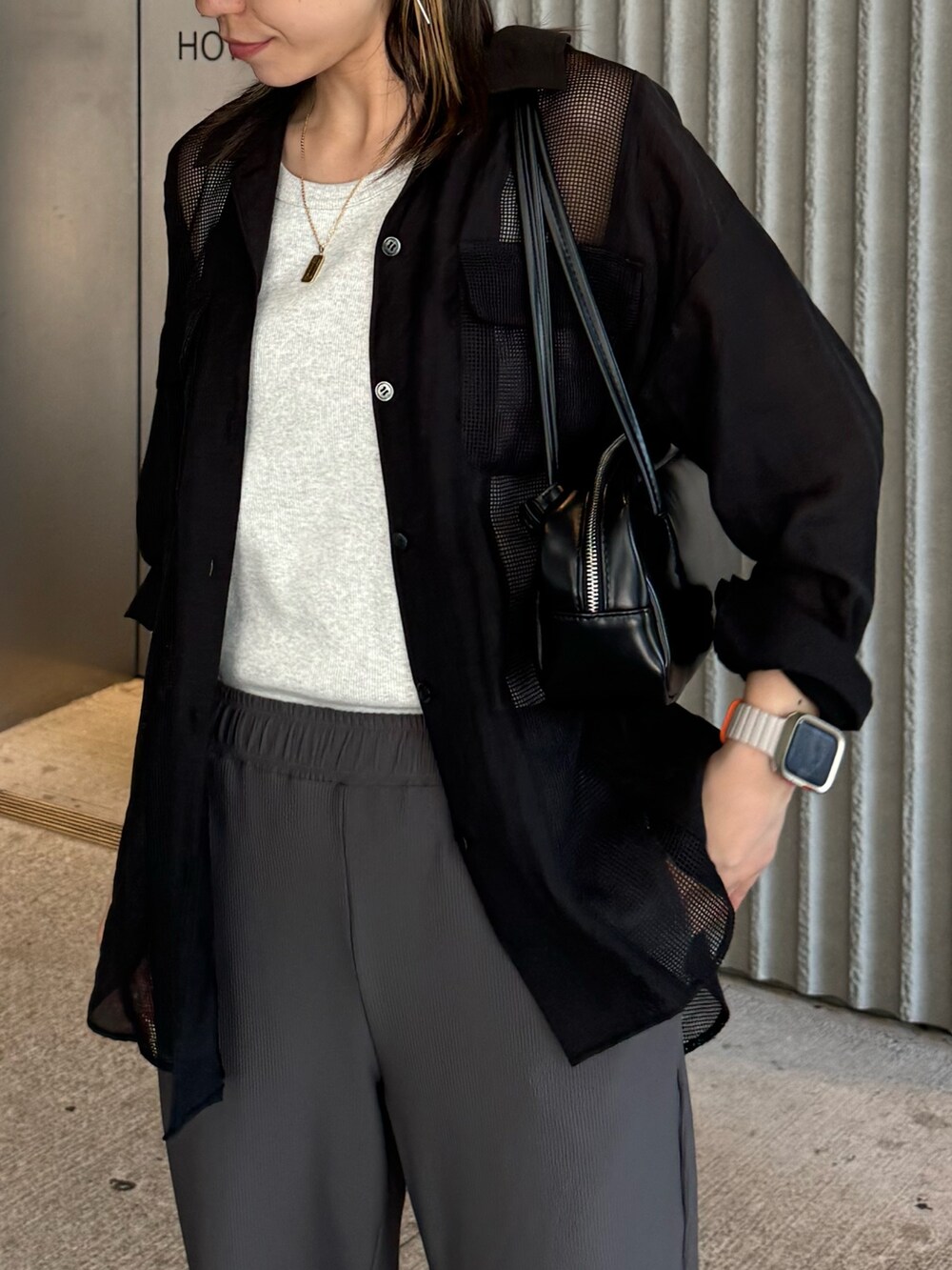 ブラック系のシャツ/ブラウス、グレー系のその他パンツ、グレー系のサンダルを着用したレディースの夏コーディネートの4枚目の写真