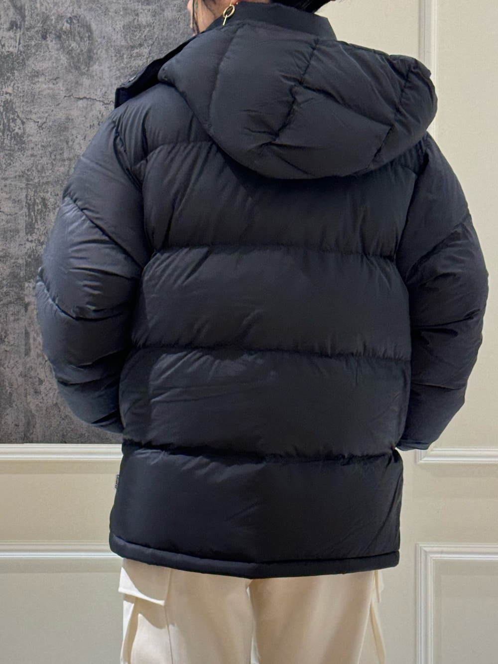 ブラック系のダウンジャケット/コート、パープル系のニット/セーター、ホワイト系のカーゴパンツを着用したレディースの冬コーディネートの3枚目の写真