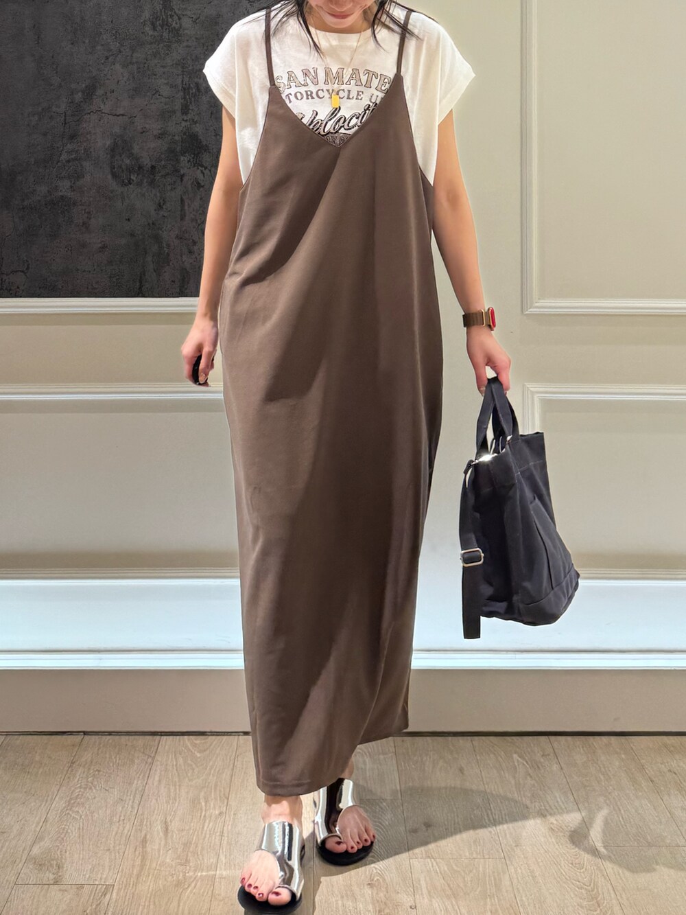 ブラウン系のワンピース、ブラック系のトートバッグ、シルバー系のサンダルを着用したレディースの夏コーディネートの5枚目の写真