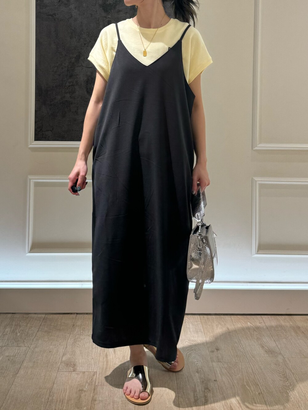 ブラウン系のワンピース、シルバー系のサンダル、シルバー系のショルダーバッグを着用したレディースの夏コーディネートの2枚目の写真