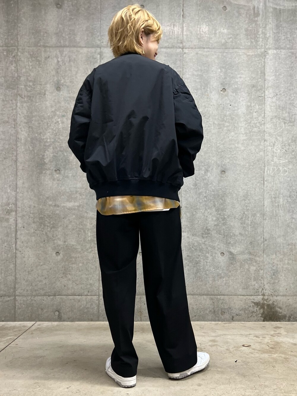 ブラック系のブルゾン、イエロー系のシャツ/ブラウスを着用したレディースの春コーディネートの2枚目の写真