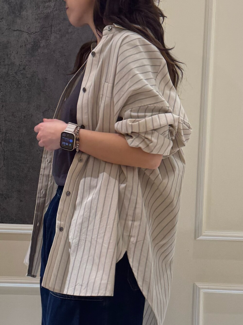 ベージュ系のシャツ/ブラウス、ブルー系のデニムパンツ、ホワイト系のTシャツ/カットソーを着用したレディースの夏コーディネートの4枚目の写真