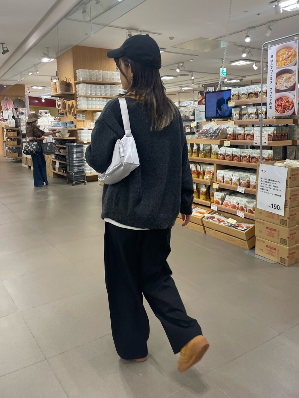 グレー系のカーディガン/ボレロ、ブラック系のその他パンツ、ブラック系のキャップを着用したレディースの秋コーディネートの4枚目の写真