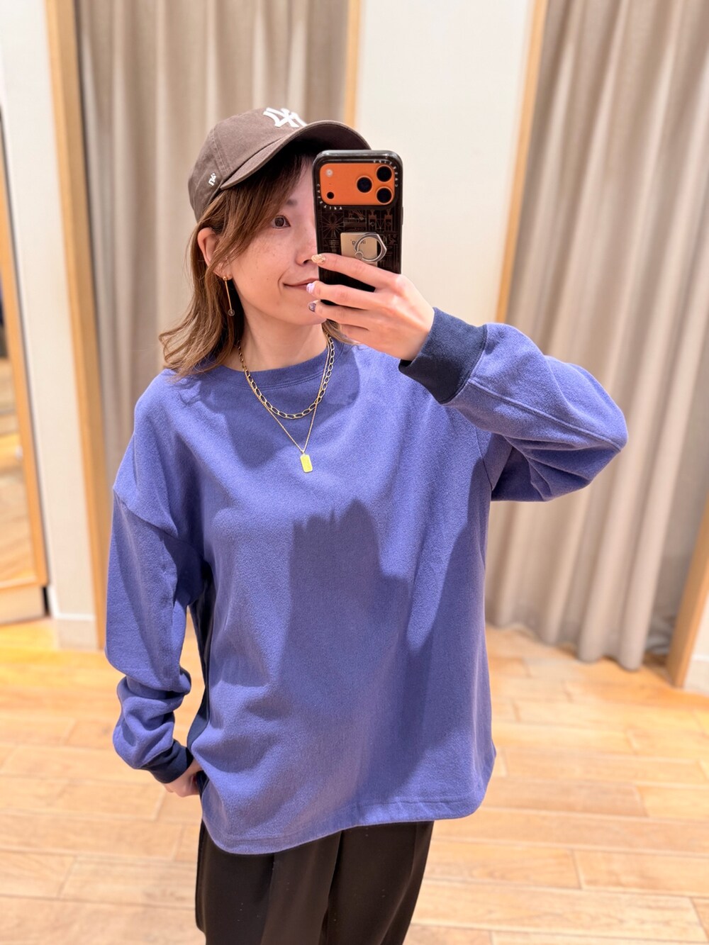 ブルー系のTシャツ/カットソー、ブラック系のスラックスを着用したレディースの春コーディネートの3枚目の写真