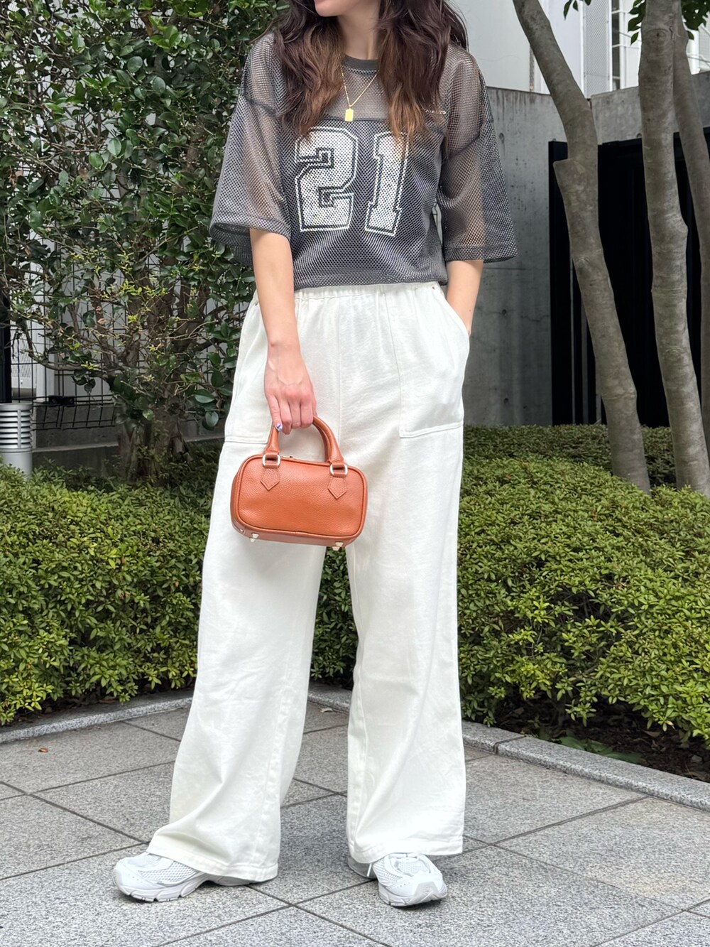 グレー系のTシャツ/カットソー、ブルー系のデニムパンツ、イエロー系のショルダーバッグを着用したレディースの夏コーディネートの4枚目の写真