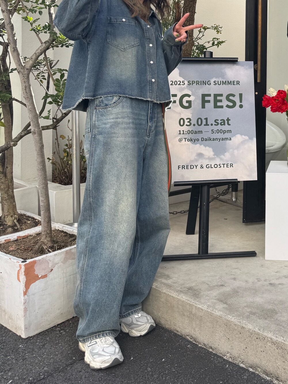 ブルー系のシャツ/ブラウス、ブルー系のデニムパンツ、ブルー系のベルトを着用したレディースの春コーディネートの3枚目の写真