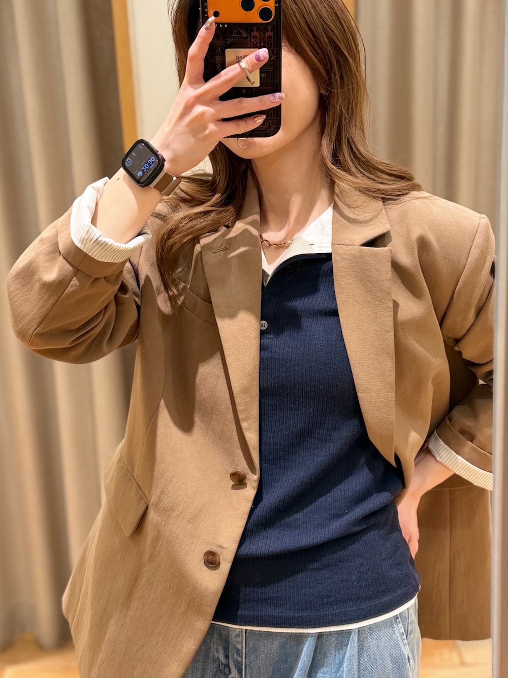 ブラウン系のテーラードジャケット、ホワイト系のTシャツ/カットソー、ブルー系のTシャツ/カットソーを着用したレディースの春コーディネートの2枚目の写真