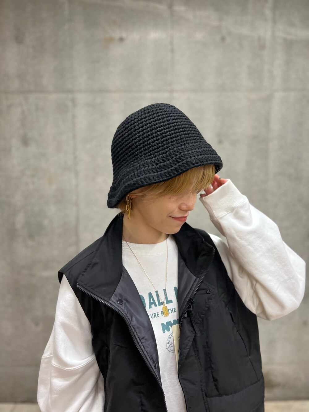 ブラック系のベスト、ベージュ系のその他パンツ、ホワイト系のスウェットを着用したレディースの春コーディネートの3枚目の写真