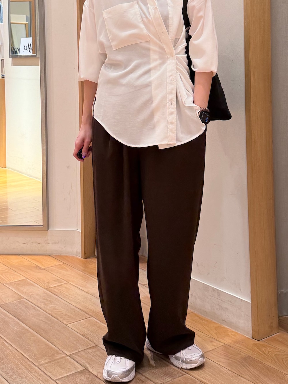 ホワイト系のシャツ/ブラウス、ブラウン系のその他パンツ、ブラック系のショルダーバッグを着用したレディースの春コーディネートの5枚目の写真