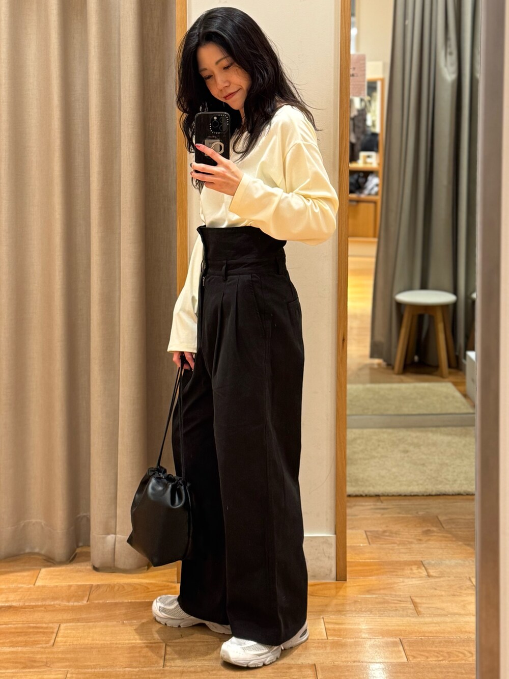 ホワイト系のTシャツ/カットソー、ブラック系のチノパンツを着用したレディースの秋コーディネートの3枚目の写真