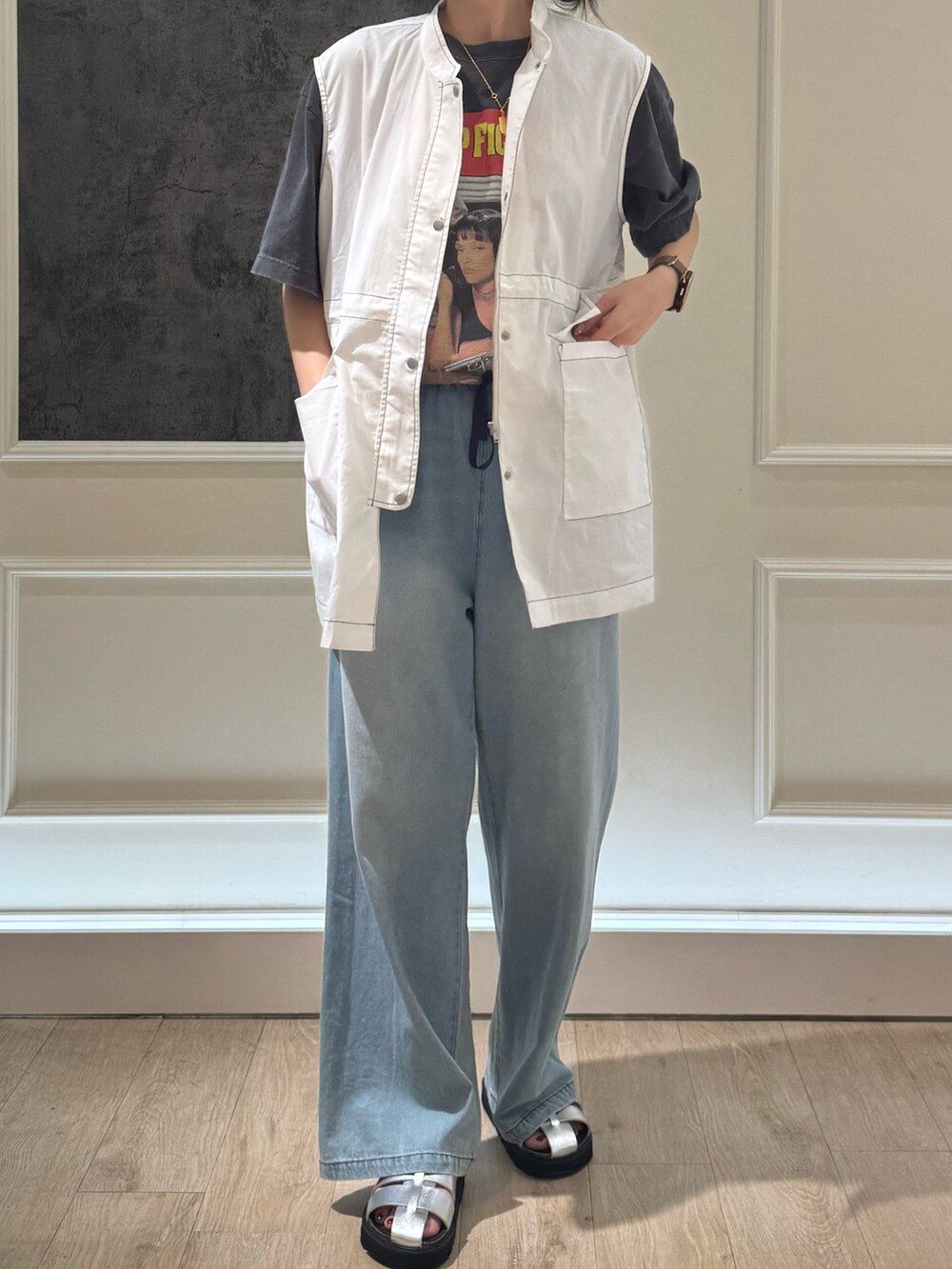 ホワイト系のベスト、ブラック系のTシャツ/カットソー、ブルー系のデニムパンツを着用したレディースの夏コーディネートの2枚目の写真