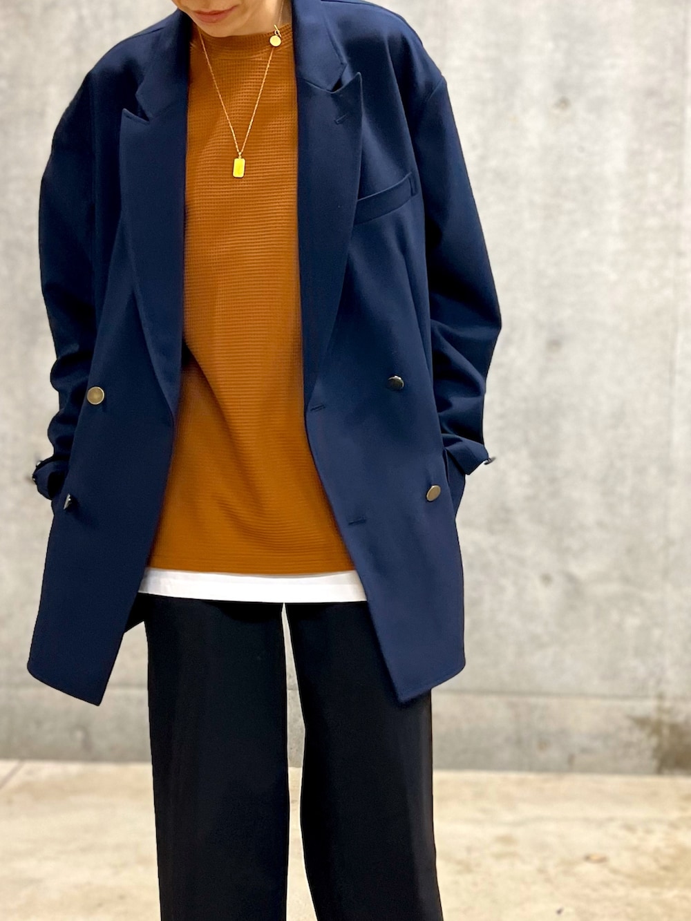 ブルー系のテーラードジャケット、イエロー系のTシャツ/カットソー、ホワイト系のトートバッグを着用したレディースの春コーディネートの3枚目の写真