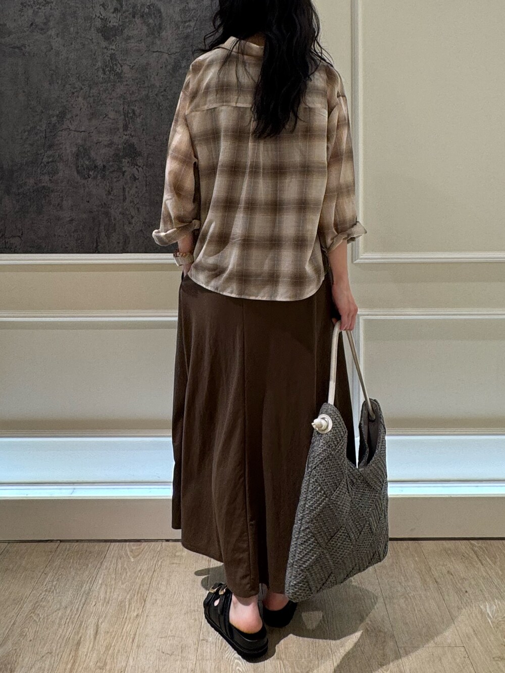 ベージュ系のシャツ/ブラウス、ブラウン系のスカート、ブラウン系のタンクトップを着用したレディースの夏コーディネートの5枚目の写真