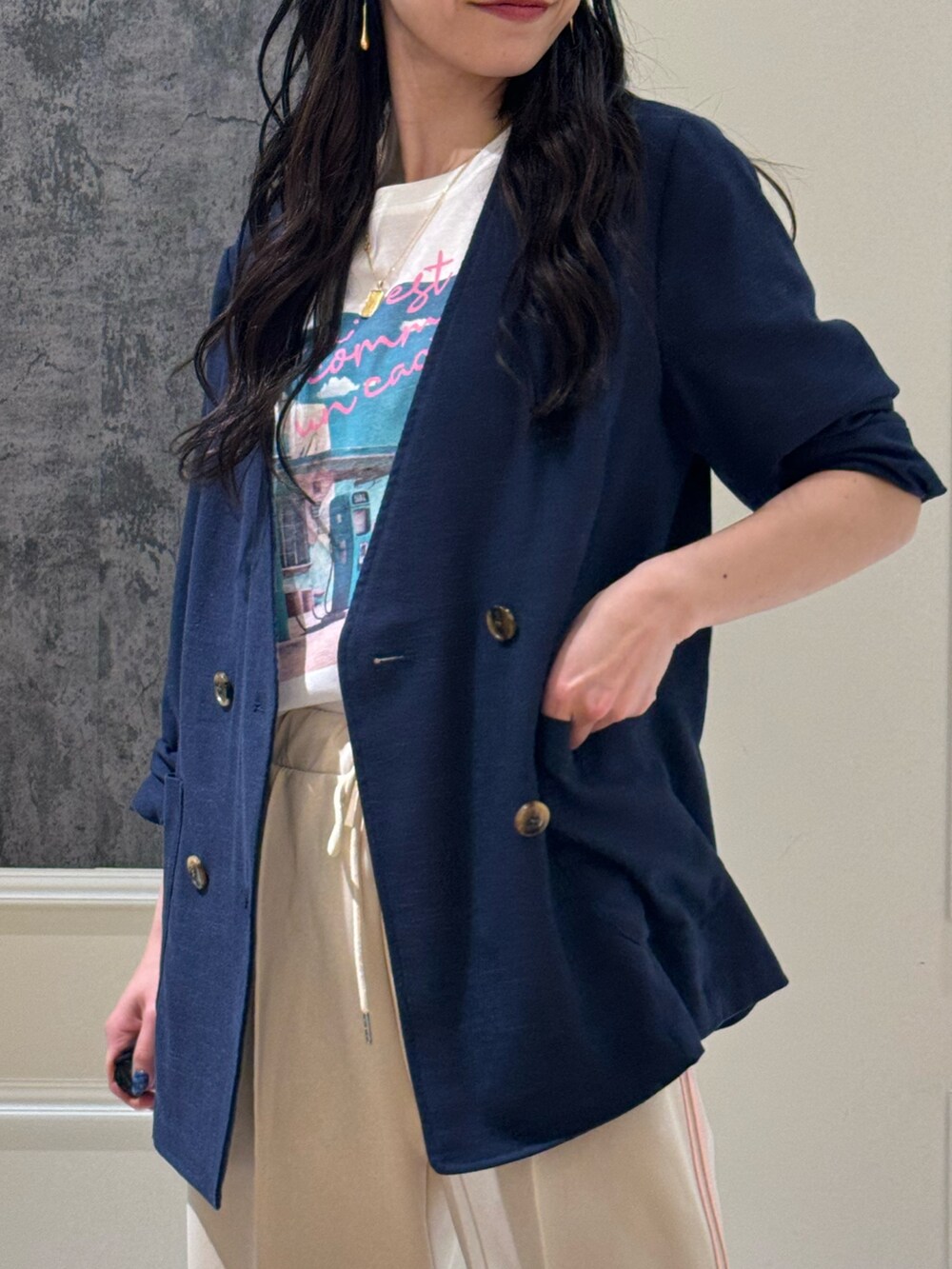 ホワイト系のその他パンツ、ブルー系のノーカラージャケット、ホワイト系のTシャツ/カットソーを着用したレディースの春コーディネートの4枚目の写真