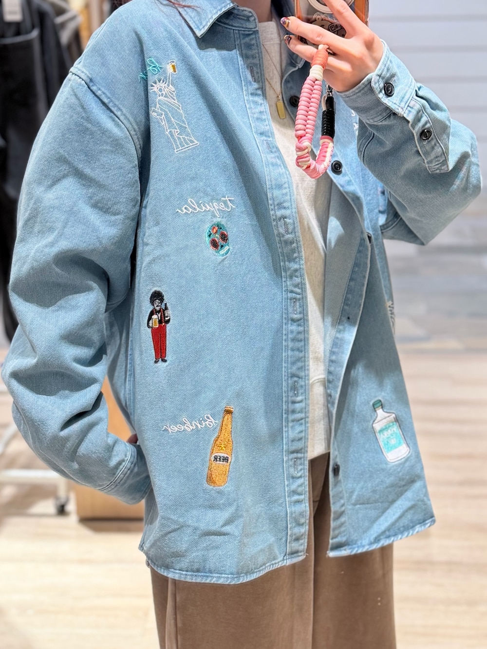 ブルー系のシャツ/ブラウス、ベージュ系のスウェットパンツを着用したレディースの秋コーディネートの2枚目の写真