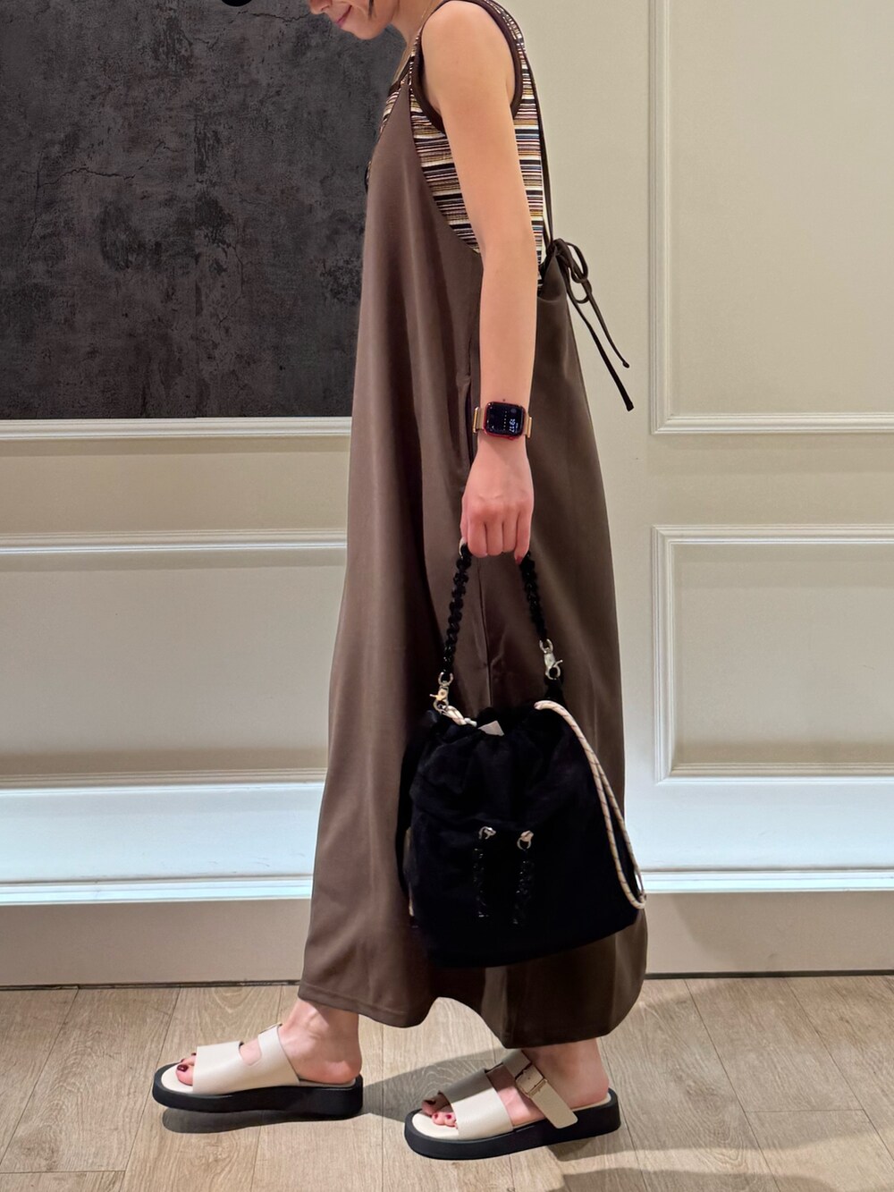 ブラウン系のワンピース、ホワイト系のサンダルを着用したレディースの夏コーディネートの4枚目の写真