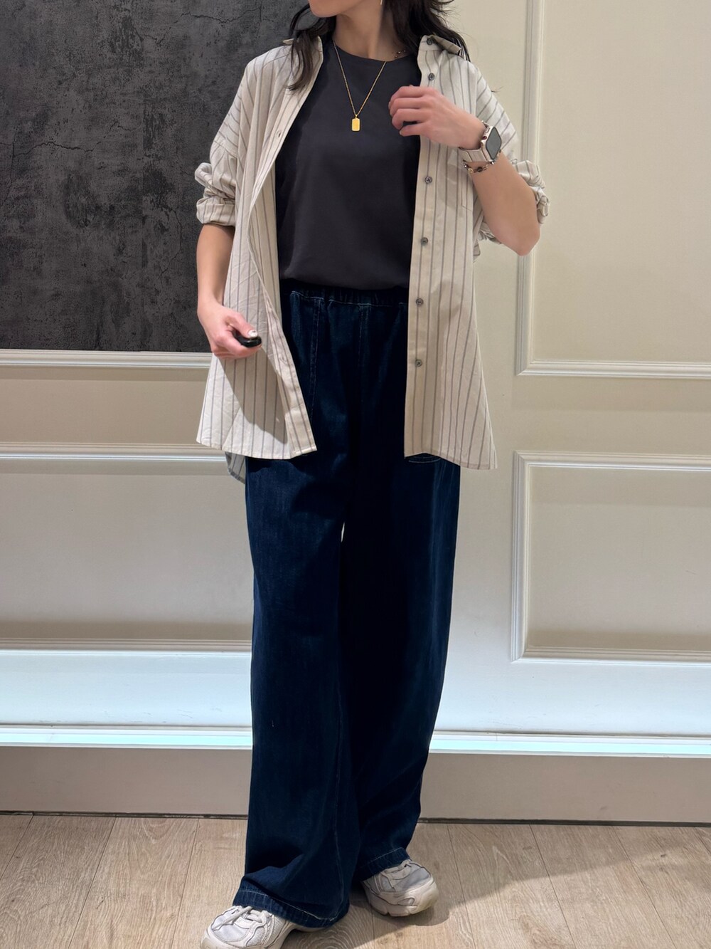 ベージュ系のシャツ/ブラウス、ブルー系のデニムパンツ、ホワイト系のTシャツ/カットソーを着用したレディースの夏コーディネートの2枚目の写真