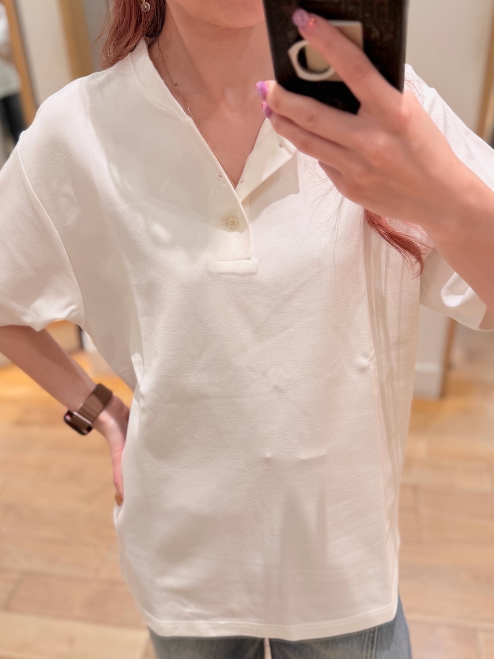 ホワイト系のTシャツ/カットソーを着用したレディースの春コーディネートの2枚目の写真