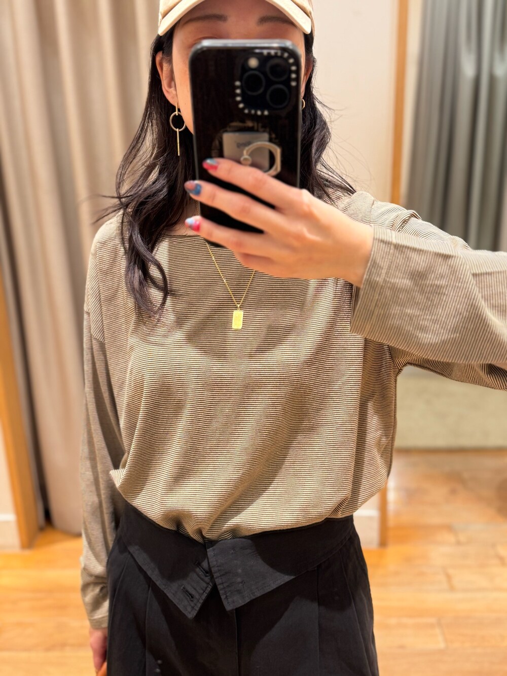 ホワイト系のTシャツ/カットソー、ブラック系のチノパンツを着用したレディースの秋コーディネートの5枚目の写真