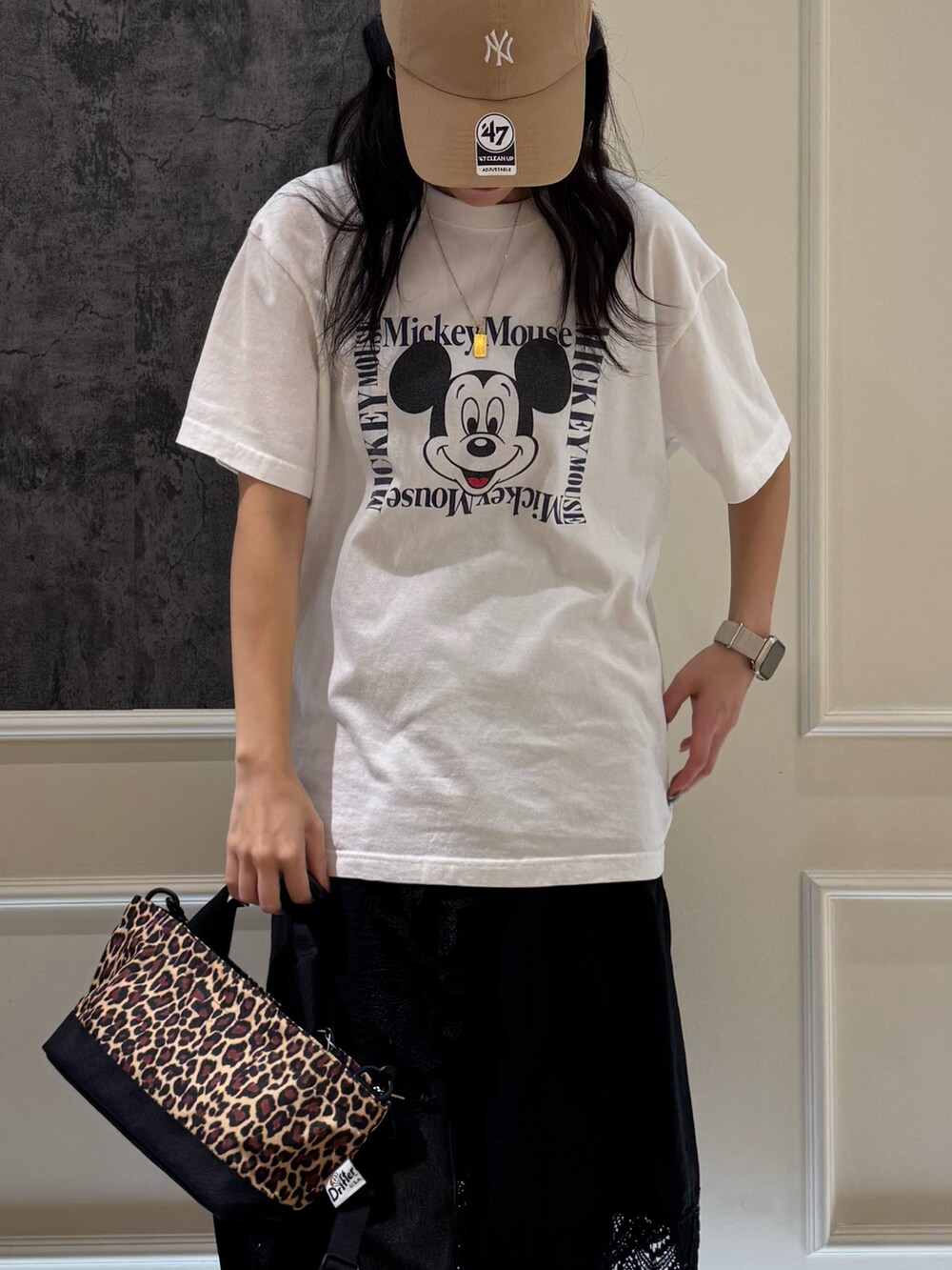 ホワイト系のTシャツ/カットソー、ブラック系のデニムパンツ、ブラウン系のトートバッグを着用したレディースの夏コーディネートの2枚目の写真