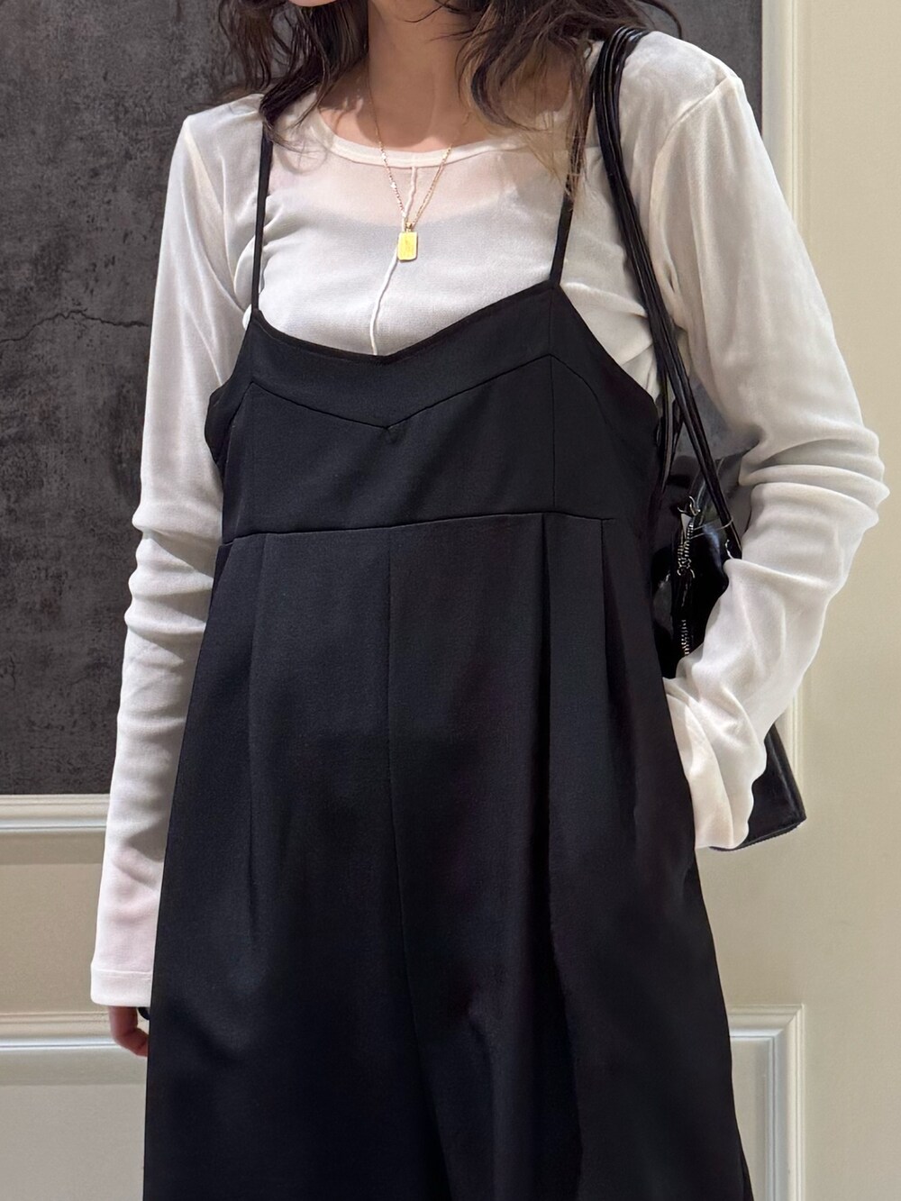 グレー系のTシャツ/カットソー、ブラック系のつなぎ/オールインワン、ブラウン系のボストンバッグを着用したレディースの春コーディネートの4枚目の写真