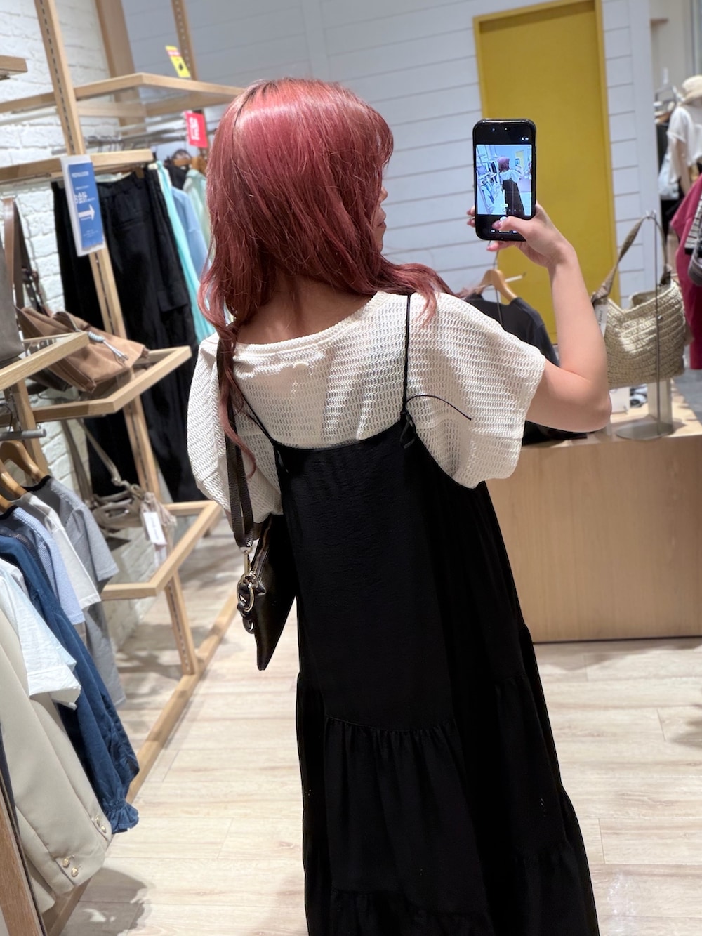 ホワイト系のTシャツ/カットソー、ブラック系のワンピース、ブラック系のサンダルを着用したレディースの夏コーディネートの3枚目の写真