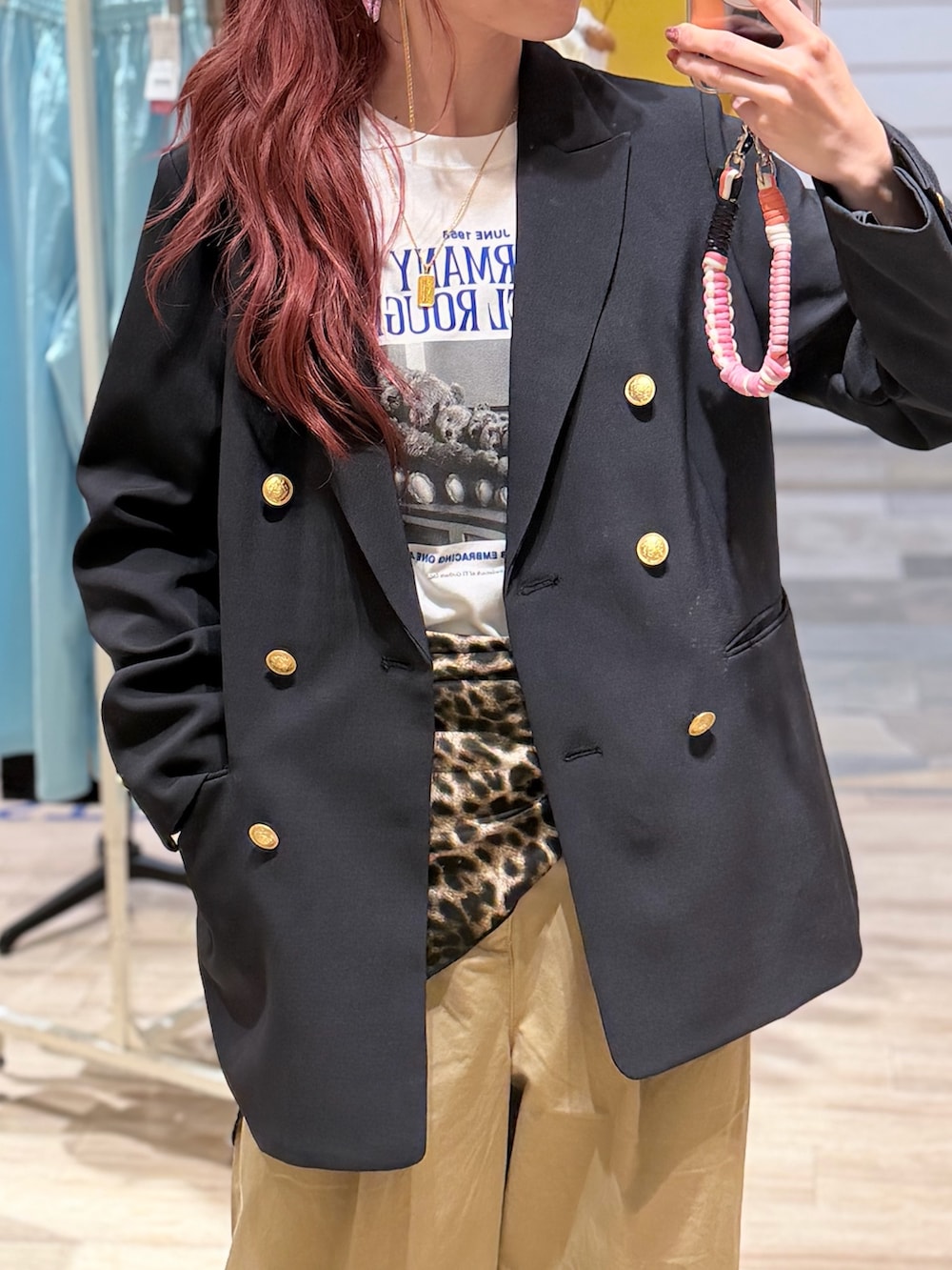 ブルー系のテーラードジャケット、ベージュ系のその他パンツ、ホワイト系のTシャツ/カットソーを着用したレディースの秋コーディネートの2枚目の写真