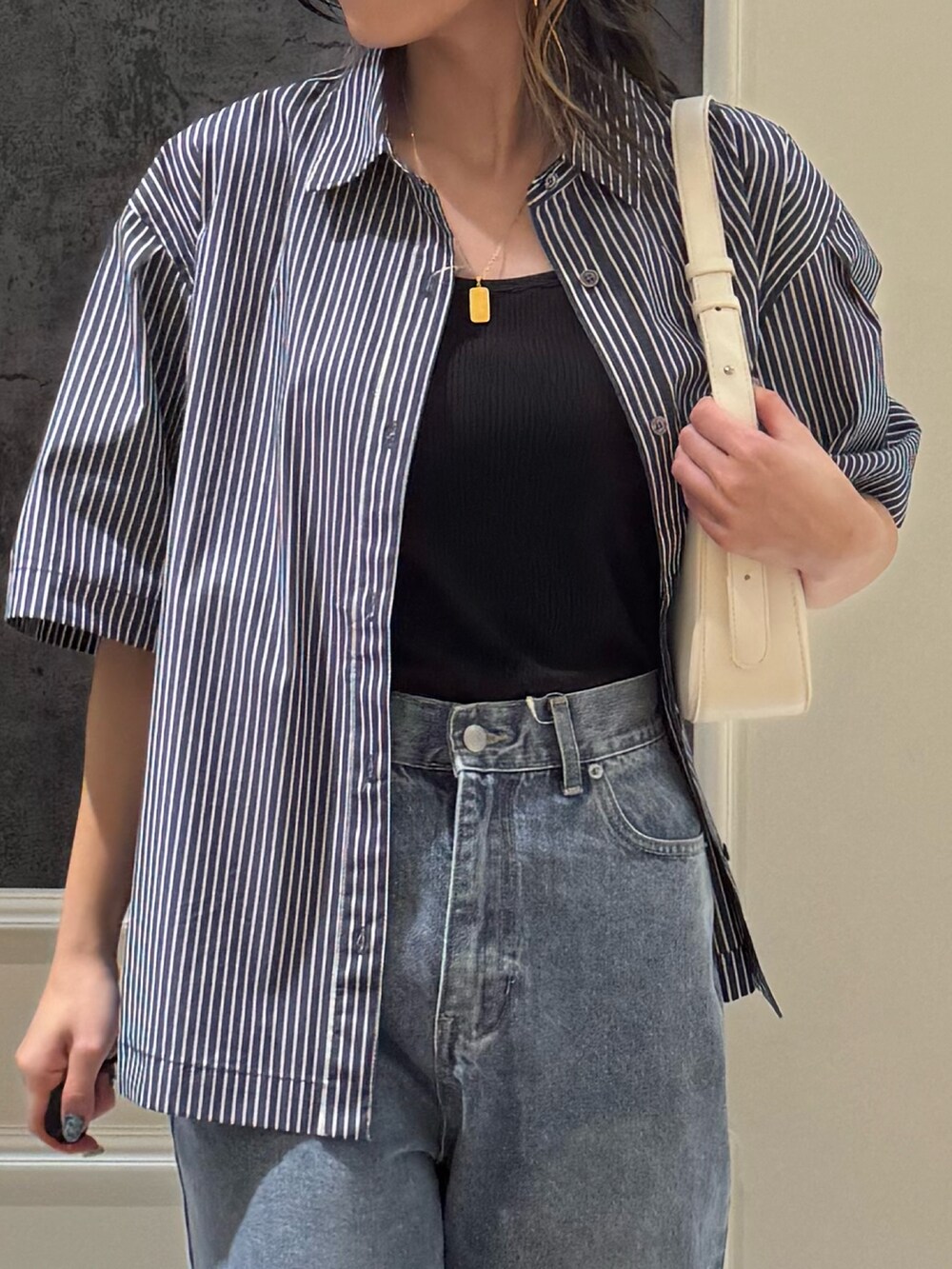 ブルー系のシャツ/ブラウス、ブルー系のデニムパンツ、シルバー系のサンダルを着用したレディースの夏コーディネートの5枚目の写真