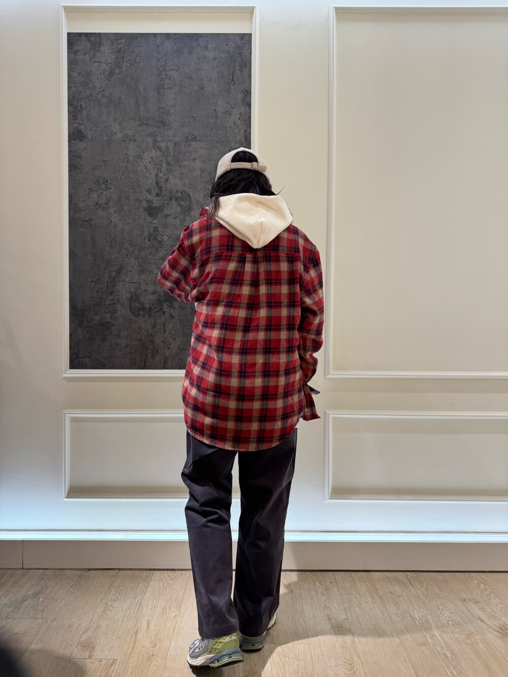 レッド系のシャツ/ブラウス、ホワイト系のパーカー、ブルー系のキャップを着用したレディースの秋コーディネートの2枚目の写真