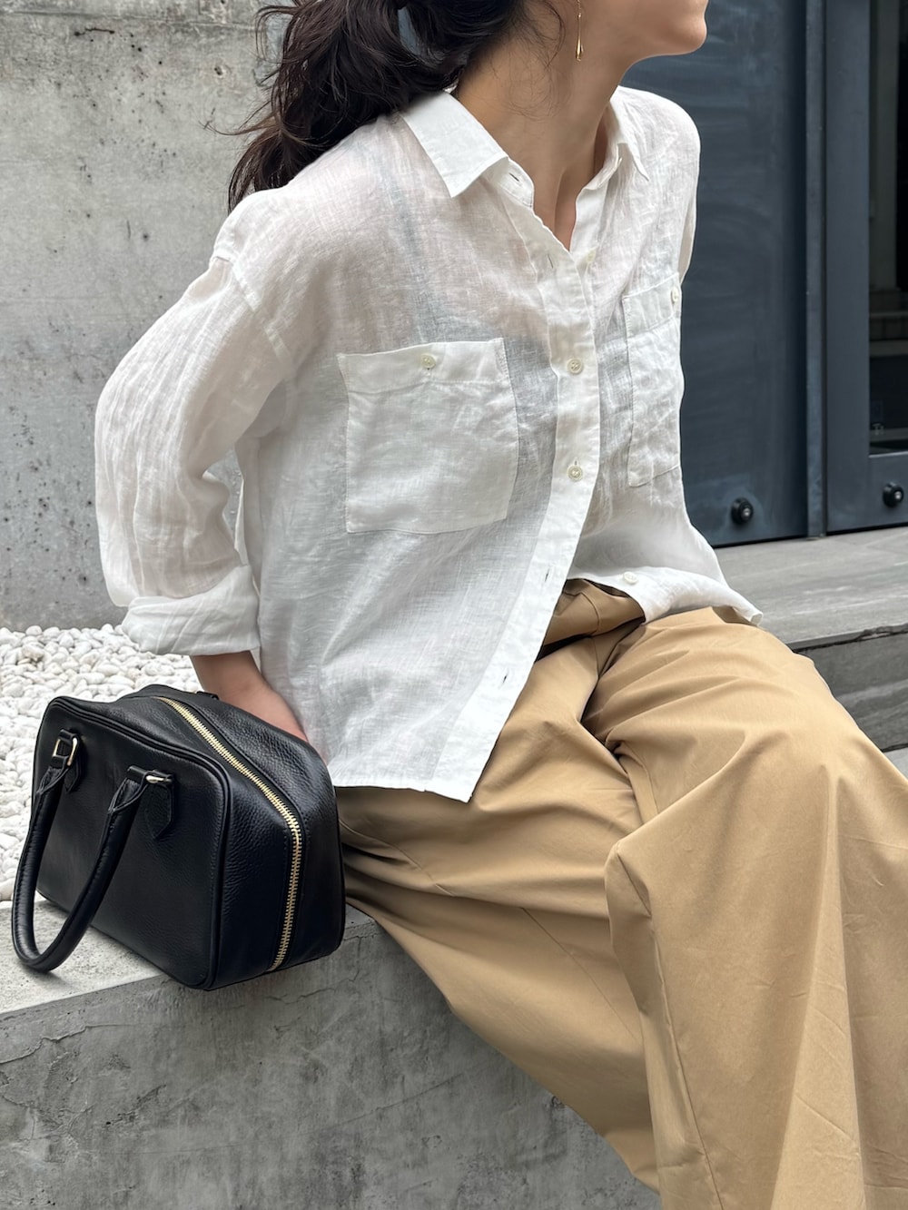 ホワイト系のシャツ/ブラウス、ベージュ系のその他パンツ、イエロー系のショルダーバッグを着用したレディースの春コーディネートの6枚目の写真