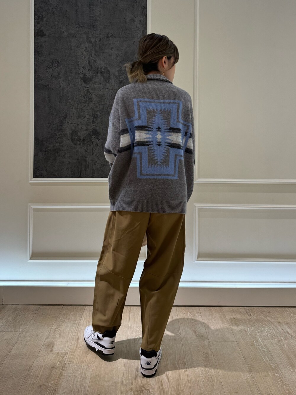 グレー系のニット/セーター、グレー系のバックパック/リュック、イエロー系のその他パンツを着用したレディースの秋コーディネートの2枚目の写真