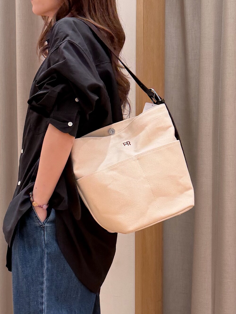 グレー系のシャツ/ブラウス、ブルー系のデニムパンツ、ブラック系のショルダーバッグを着用したレディースの春コーディネートの3枚目の写真